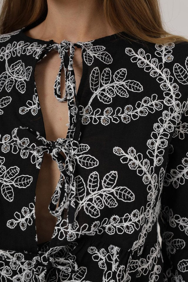 Fiyonk Bağlamalı Brode Bluz - Siyah