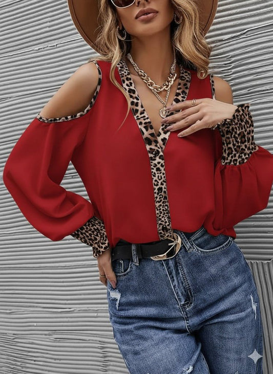 Kadın Omuzlardan Açık Yakalı önden Düğmeli Leopar Detaylı Sandy Bluz