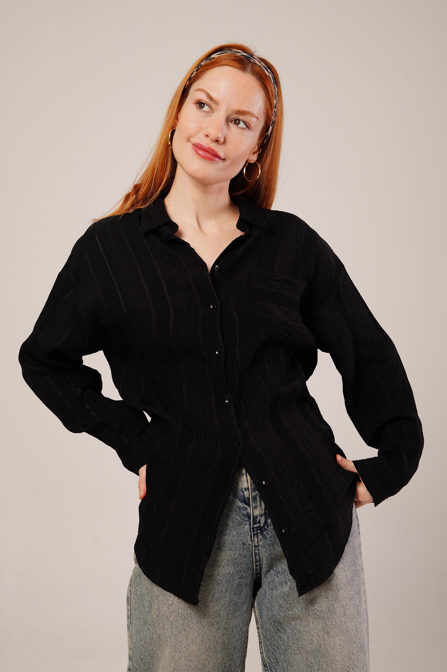 Hakim Yaka Çizgili Cep Detaylı Siyah Gömlek