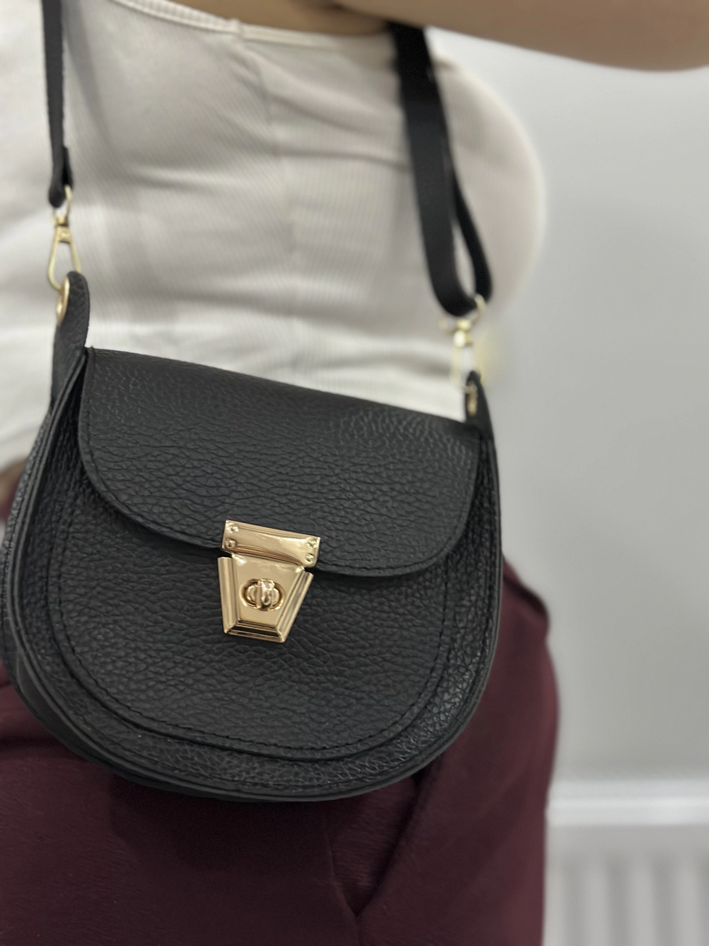 Klasik kapaklı siyah cilt çanta