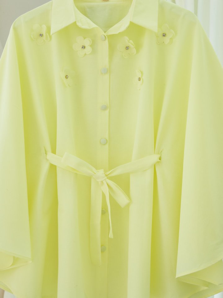 Önü Çiçek Detaylı Beli Bağcıklı Düğmeli Panço -Açık Sarı