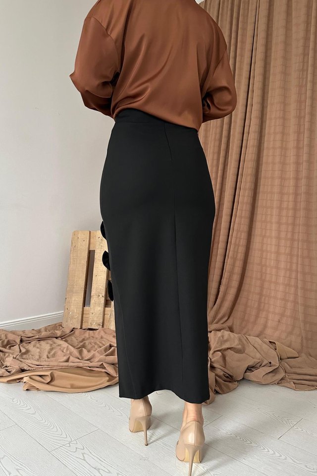 Siyah Fiyonk Detaylı Etek