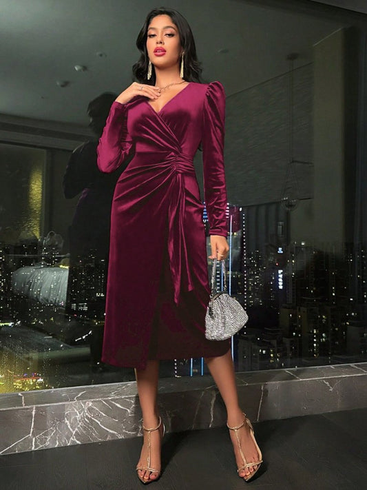 Kadın Uzun Kollu Kruvaze Yakalı Yandan Büzgülü Midi Kadife Elbise