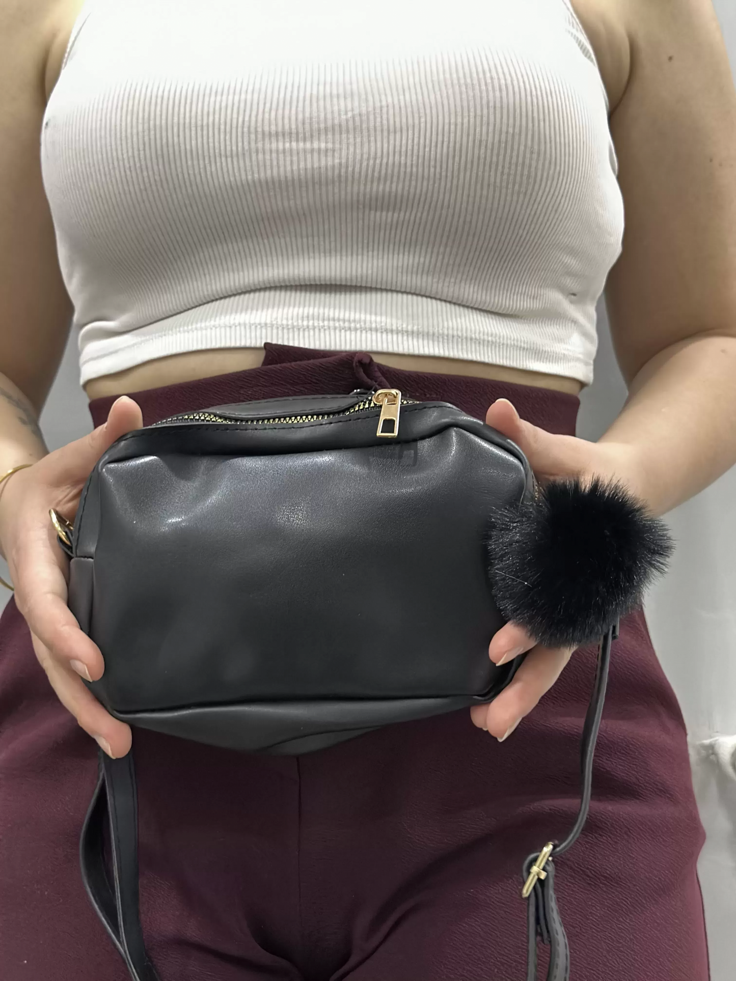 Ponpon siyah cilt çanta