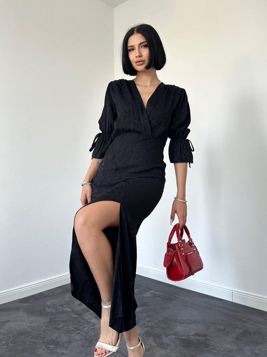 Siyah Yırtmaçlı Jakar Elbise