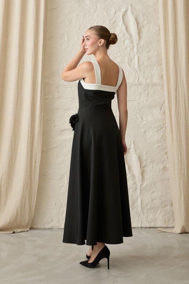 Siyah Güllü Askılı Elbise