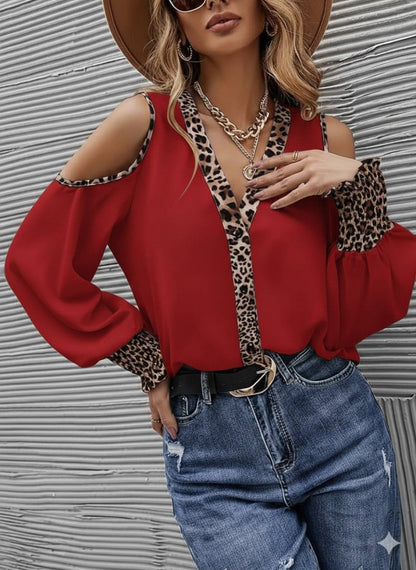 Kadın Omuzlardan Açık Yakalı önden Düğmeli Leopar Detaylı Sandy Bluz