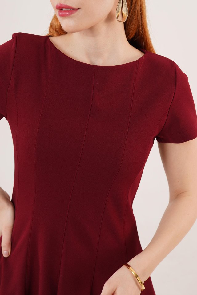 Önden Dikiş Detaylı Çan Model Bordo Elbise