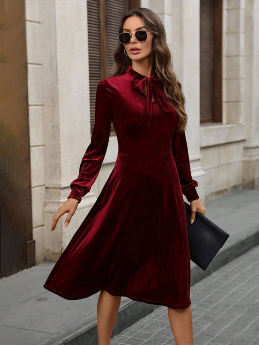 Kadın Uzun Kollu Yakadan Fiyonklu Cepli Midi Kadife Elbise