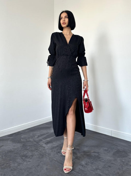 Siyah Yırtmaçlı Jakar Elbise