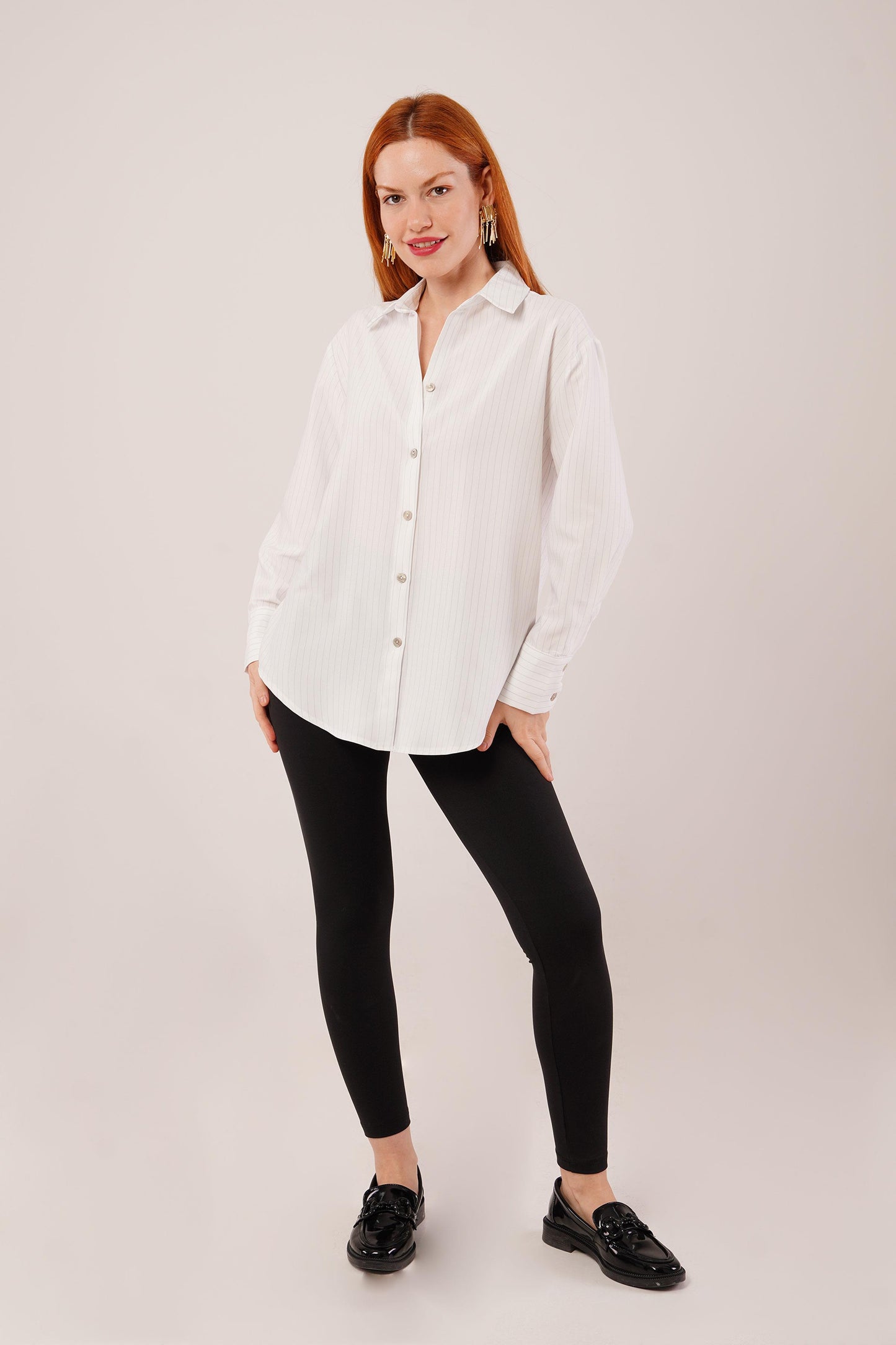 İnce Çizgi Detaylı Beyaz Gömlek