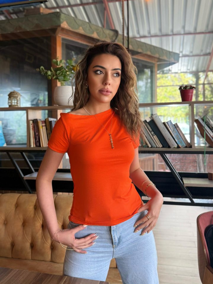 Kadın Kısa Kollu Tek Omuzu Açık Büzgülü Viskon Bluz