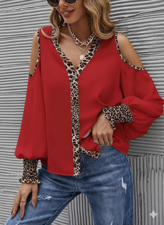 Kadın Omuzlardan Açık Yakalı önden Düğmeli Leopar Detaylı Sandy Bluz