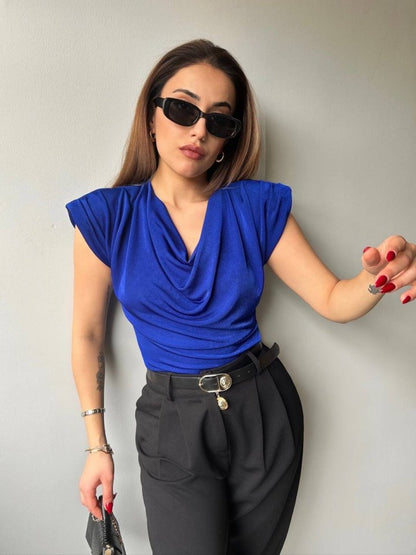 Kadın V Yaka Vatka Detay Kolsuz Dökümlü Bluz