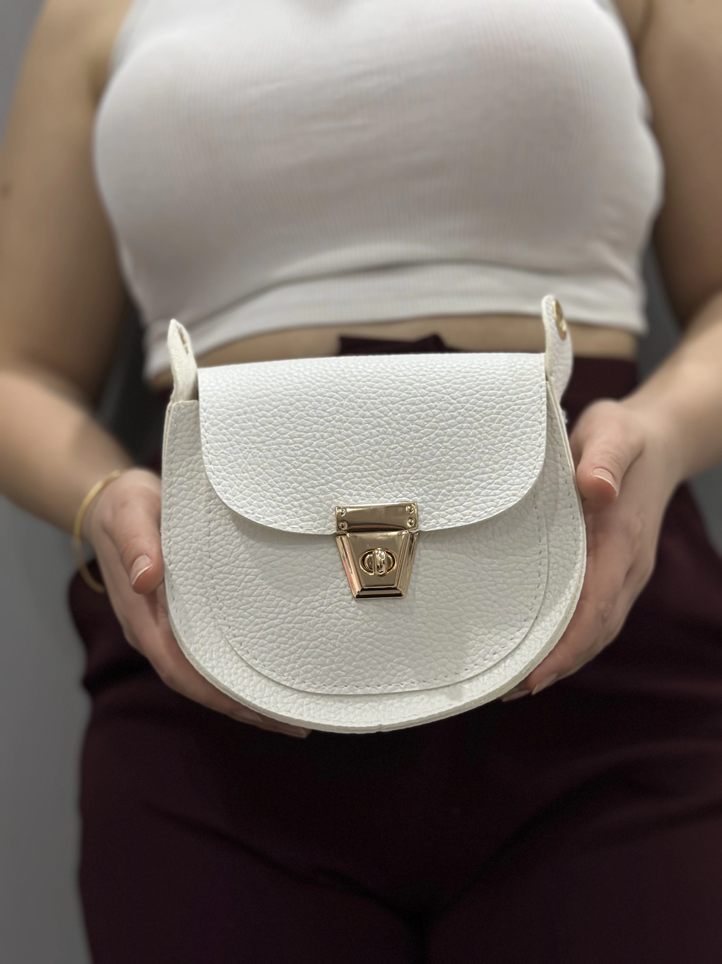 Klasik kapaklı beyaz cilt çanta