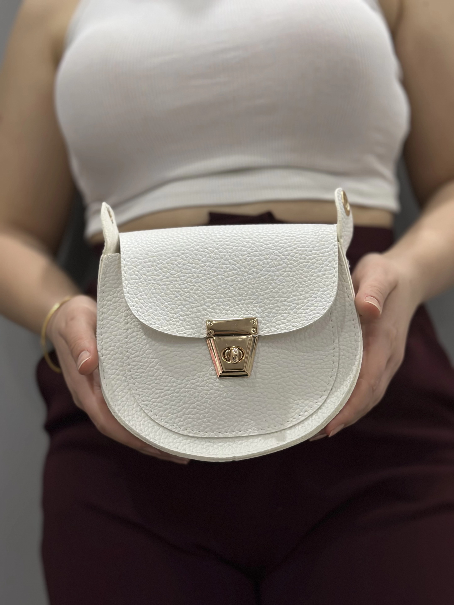 Klasik kapaklı beyaz cilt çanta