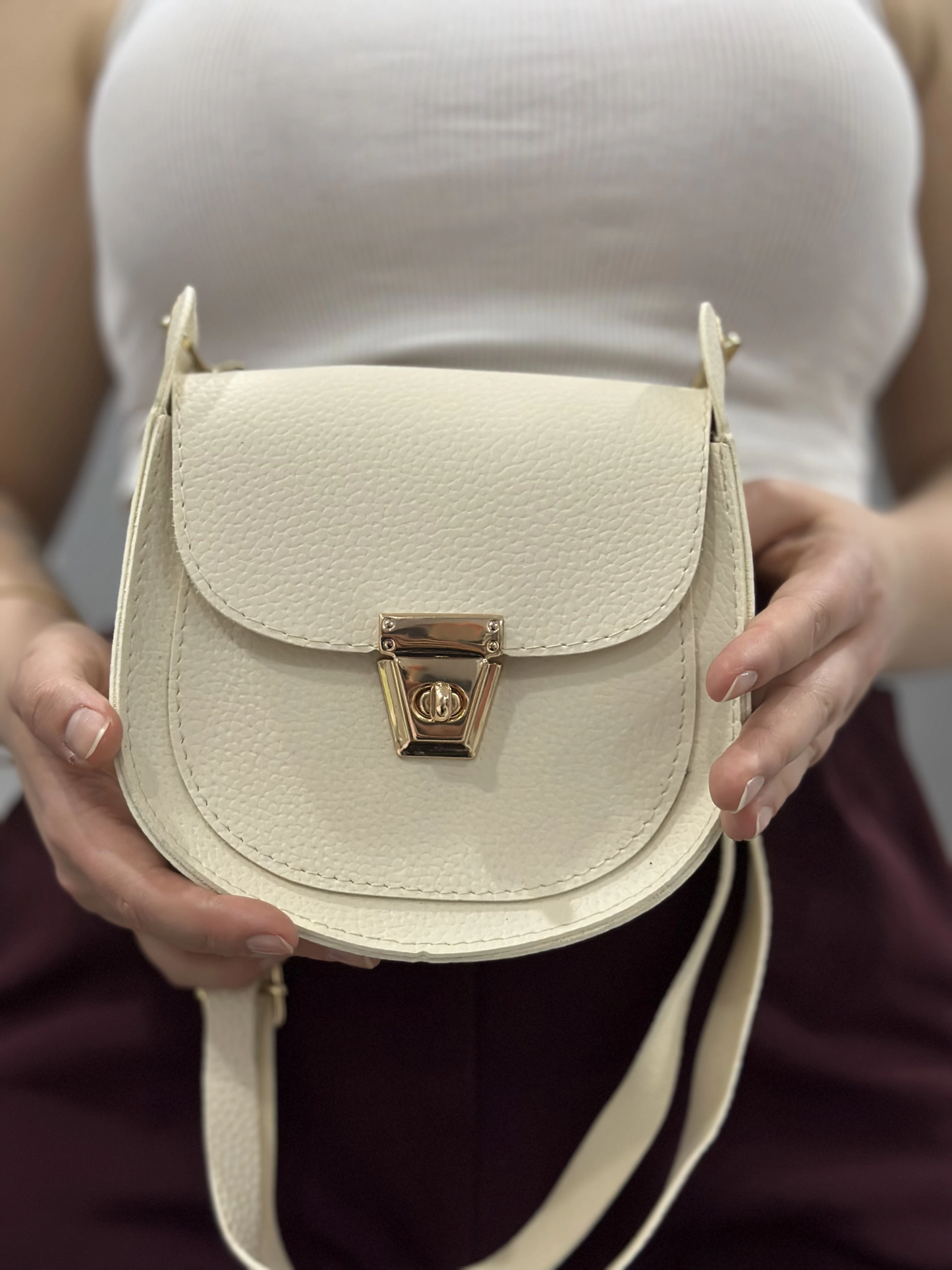 Klasik kapaklı bej cilt çanta