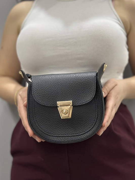 Klasik kapaklı siyah cilt çanta