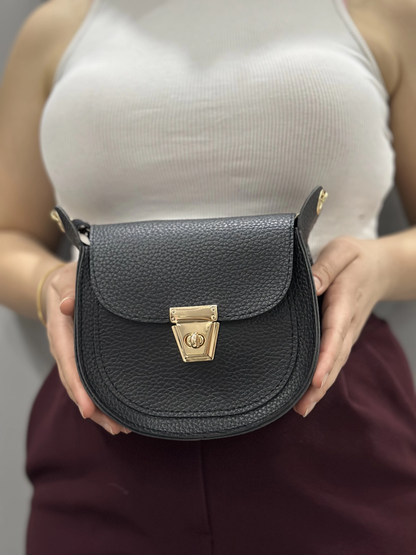 Klasik kapaklı siyah cilt çanta