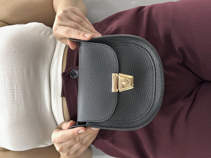 Klasik kapaklı siyah cilt çanta