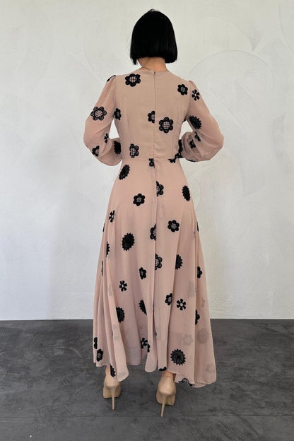 Vizon Yaka Nakışlı Elbise