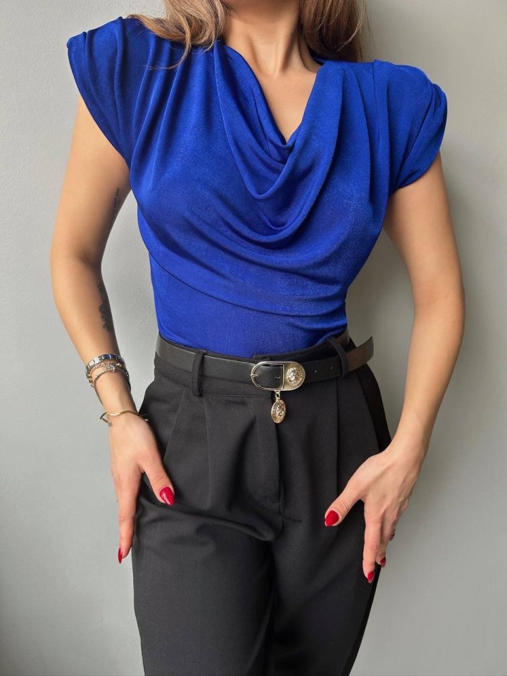 Kadın V Yaka Vatka Detay Kolsuz Dökümlü Bluz