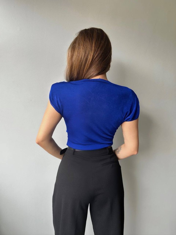 Kadın V Yaka Vatka Detay Kolsuz Dökümlü Bluz