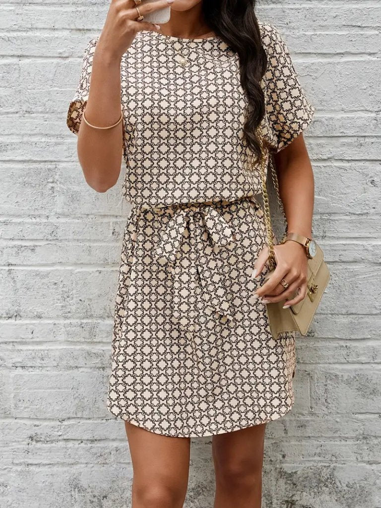 Kadın Kısa Kollu Yuvarlak Yaka Beli Kuşaklı Geometrik Desenli Süprem Elbise