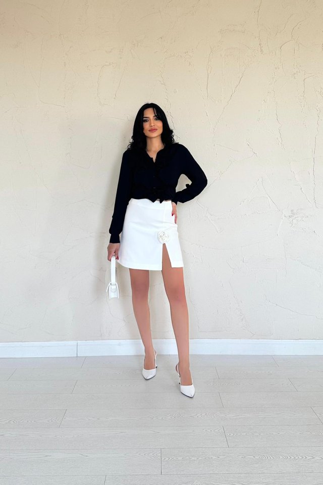 Ekru Yırtmaçlı Gül Detaylı Mini Etek