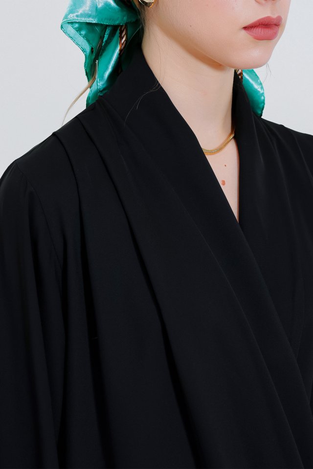 Siyah Kruvaze Yaka Dökümlü Saten Bluz 0492