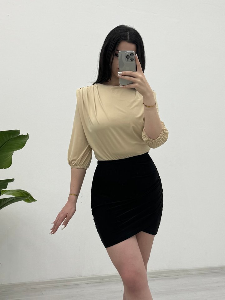 İçi Tulumlu Omuzdan Büzgülü Vatkalı Sendy Bluz -Bej