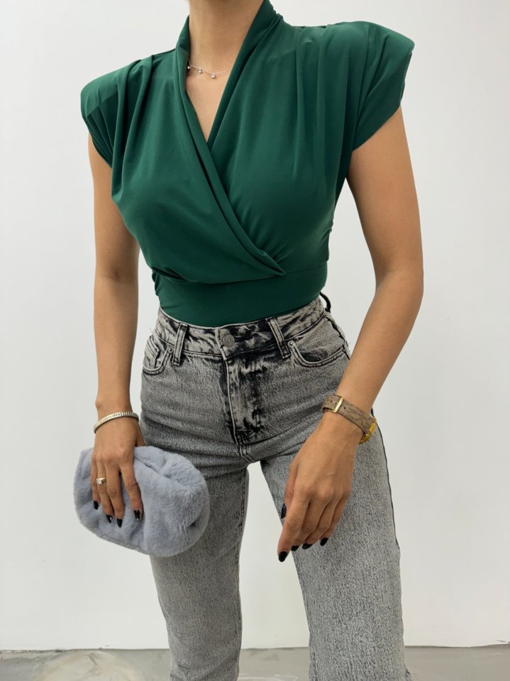 Sıfır Kol Vatkalı Kruvaze Model Sandy Bluz -Zümrüt