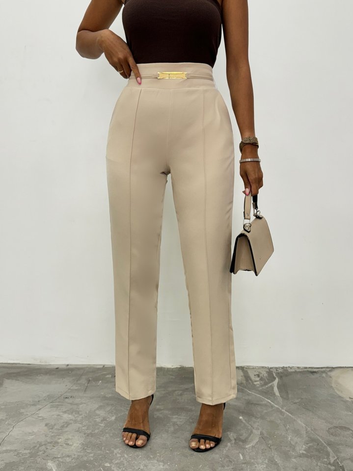 Beli Lastikli Cepli Metal Detaylı Pantolon -Bej