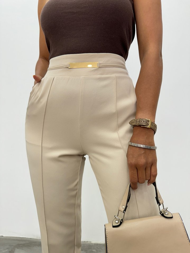 Beli Lastikli Cepli Metal Detaylı Pantolon -Bej