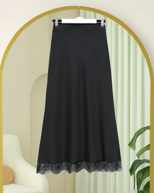 Ucu Dantel Detaylı Saten Etek -Siyah