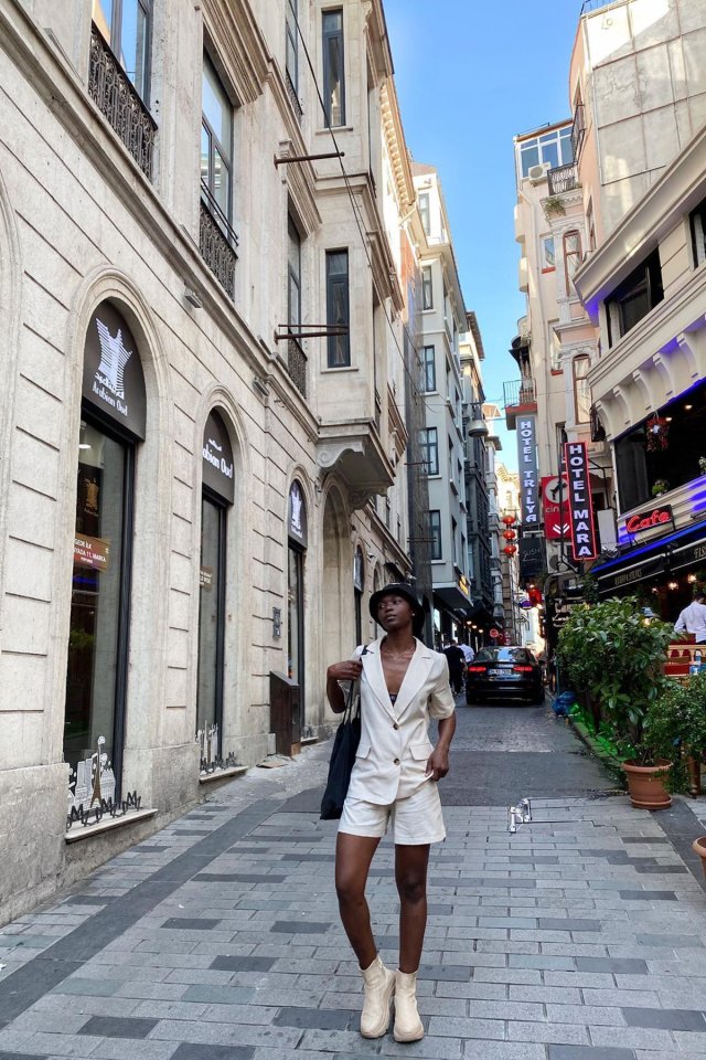 Bej Ceket Ve Şort Takım