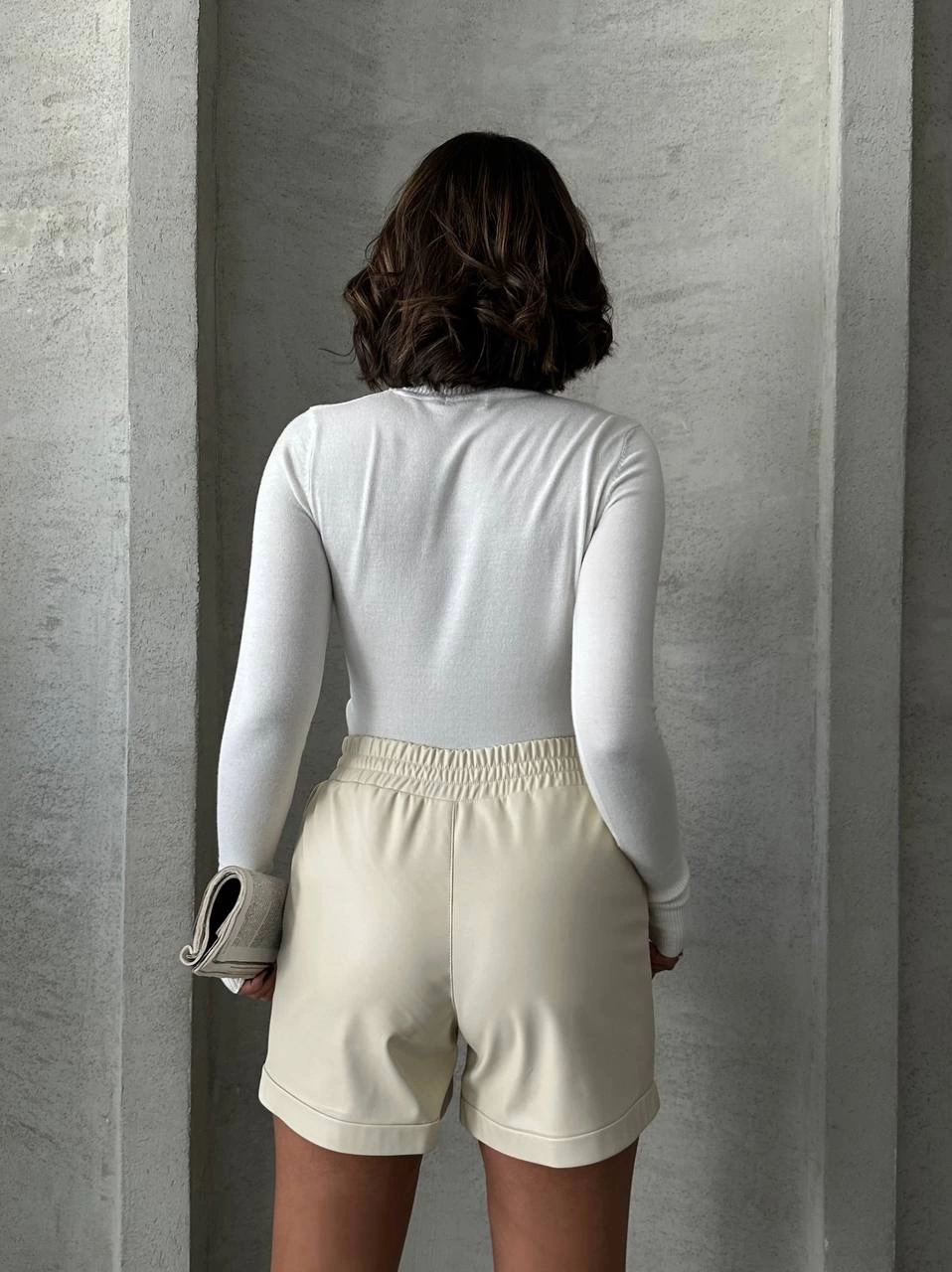 Beli lastikli çıtçıtlı deri şort krem w241007
