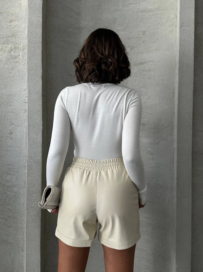 Beli lastikli çıtçıtlı deri şort krem w241007
