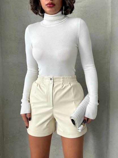 Beli lastikli çıtçıtlı deri şort krem w241007