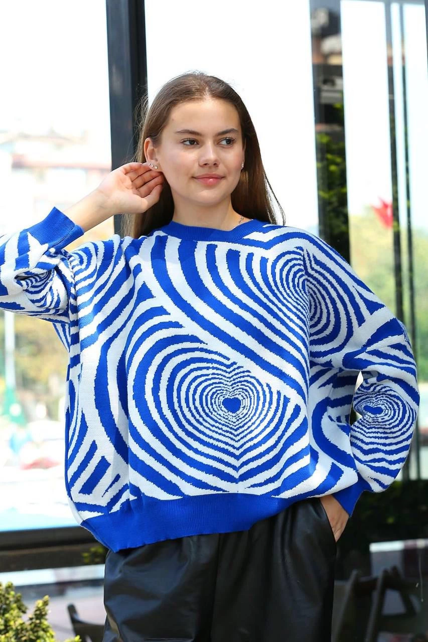 Beyaz kalp çizgili kazak saks mavisi