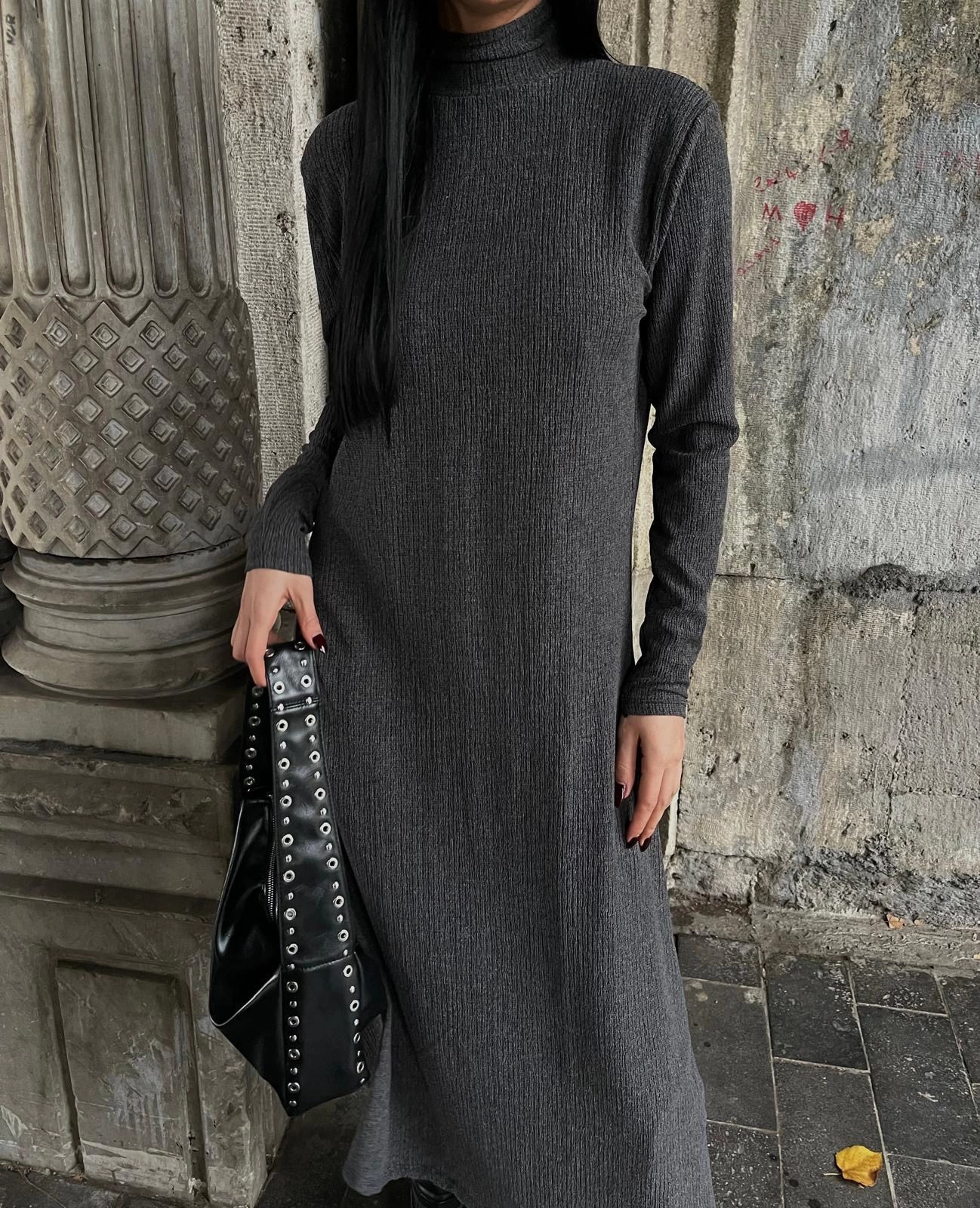 Boğazlı kalın bürümcük uzun elbise siyah