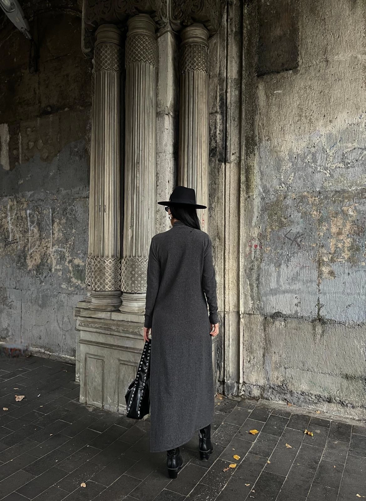 Boğazlı kalın bürümcük uzun elbise siyah