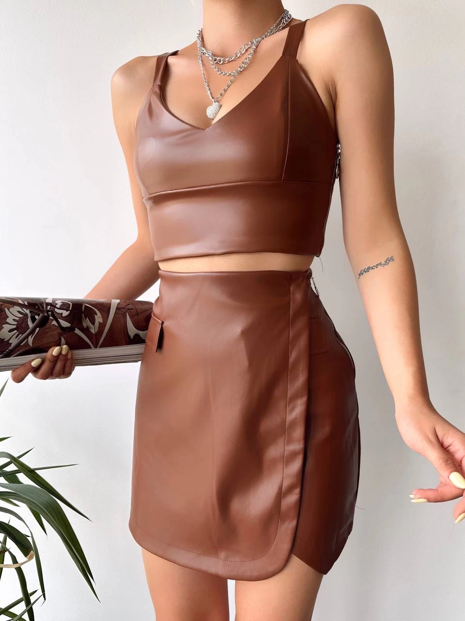 Cep detaylı oval kapaklı deri etek kahve h240048