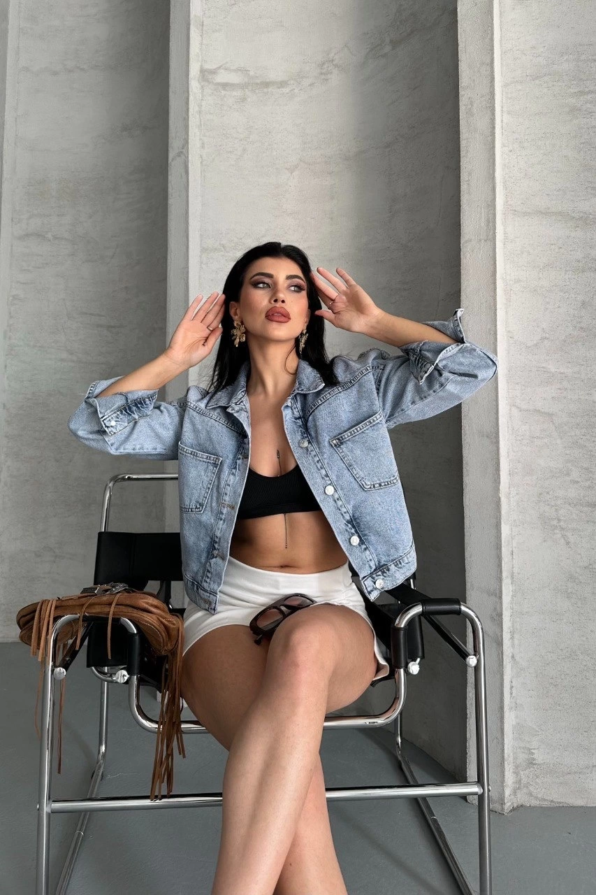 Çift cepli kol katlamalı kar yıkama crop kot ceket buz mavi d2000