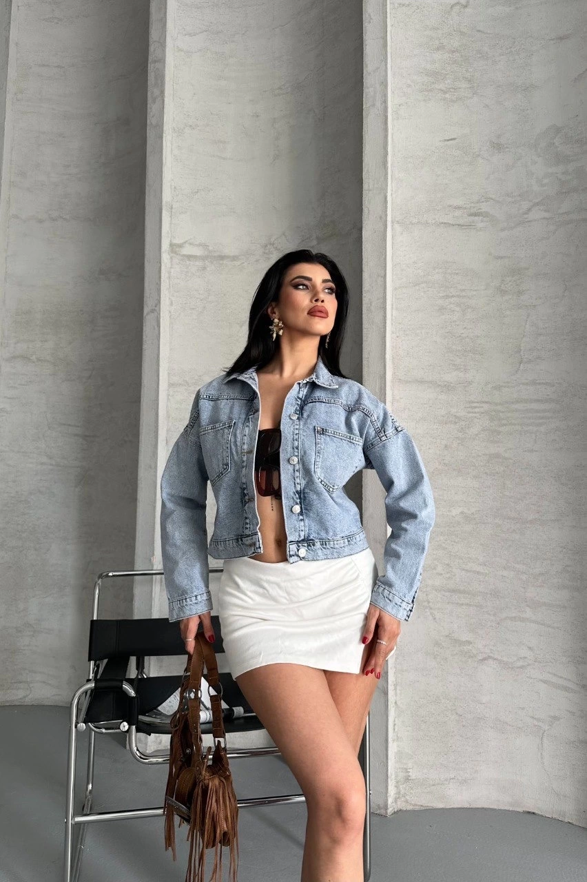 Çift cepli kol katlamalı kar yıkama crop kot ceket buz mavi d2000