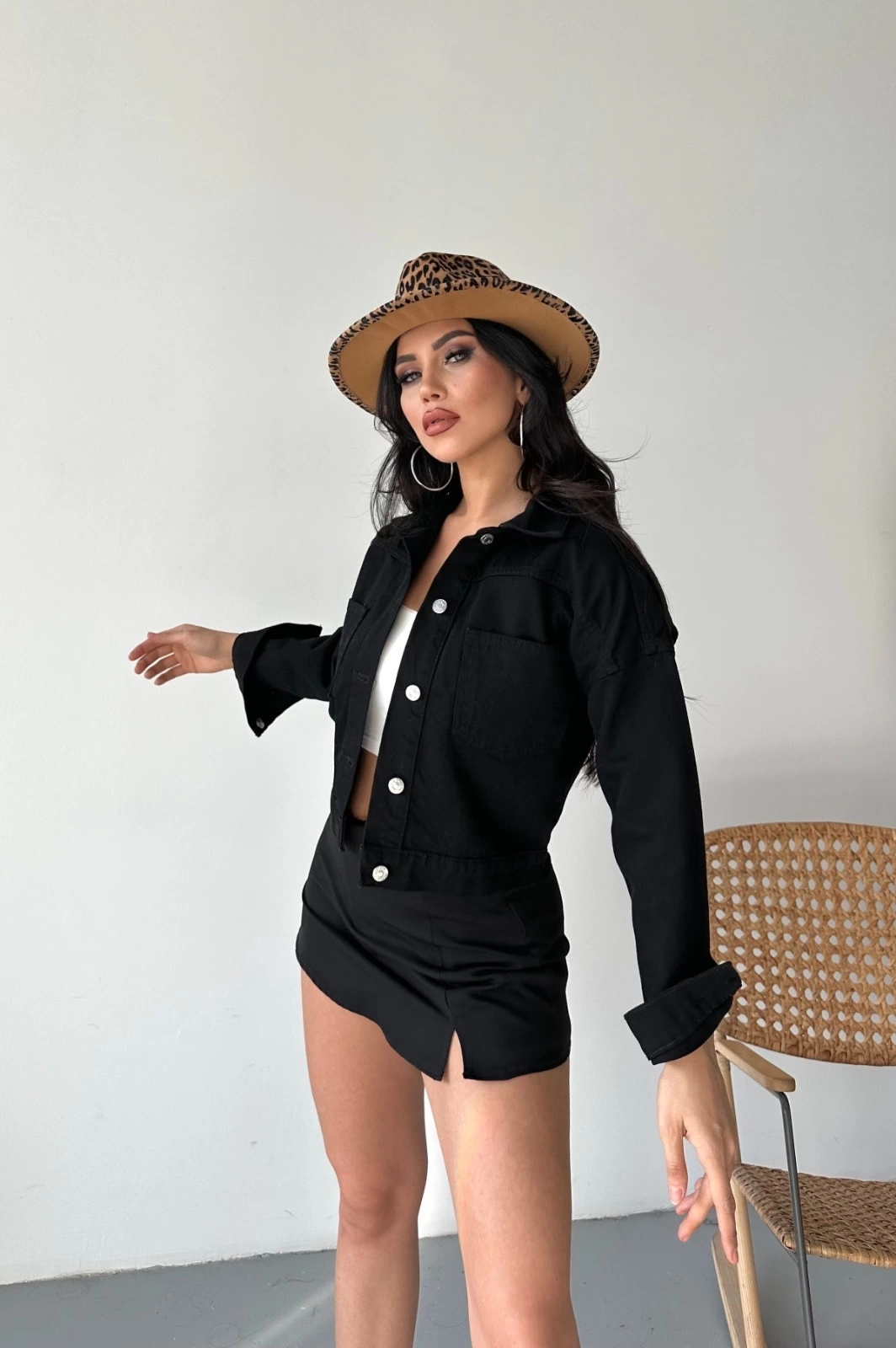 Çift cepli kol katlamalı süper taş enzim yıkamalı crop kot ceket siyah d2000