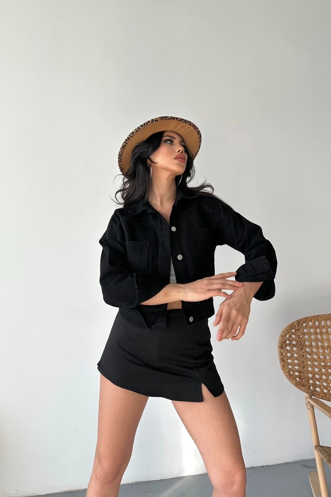 Çift cepli kol katlamalı süper taş enzim yıkamalı crop kot ceket siyah d2000