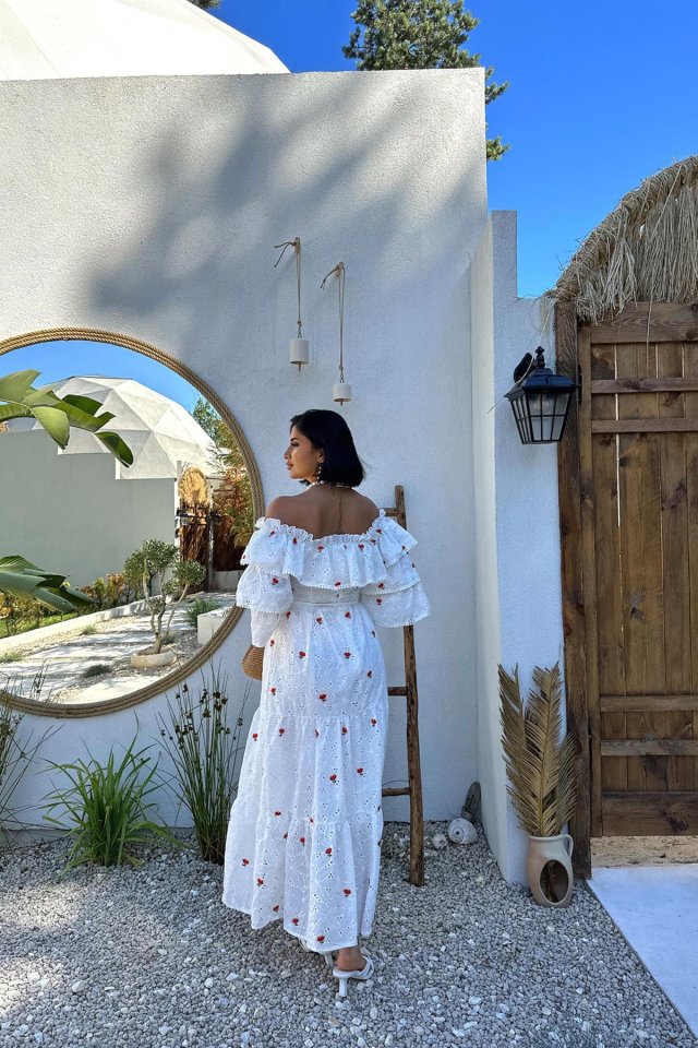 Kırmızı Omuzları Lastikli Brode Elbise