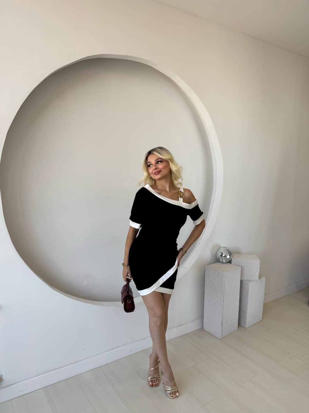 Kadın Kısa Kollu Asimetrik Kesim Yaka şerit Ve Aksesuar Detaylı Modal Elbise