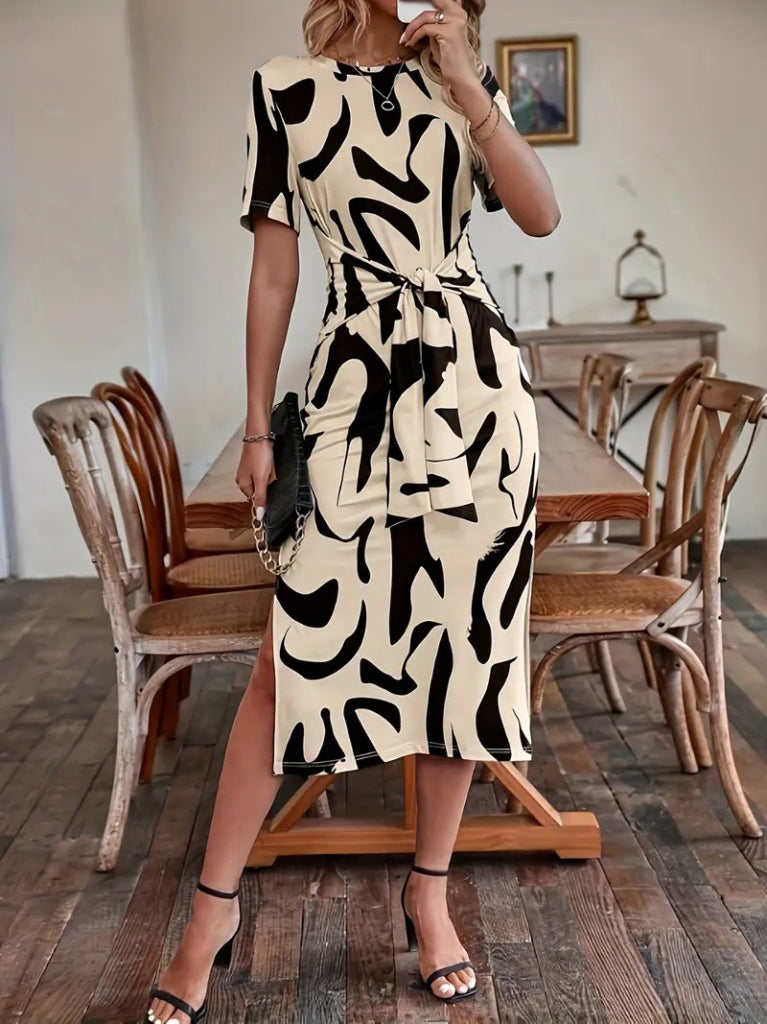 Kadın Kısa Kollu Bisiklet Yaka Desenli Belden Bağlamalı Yandan Yırtmaçlı Süprem Elbise